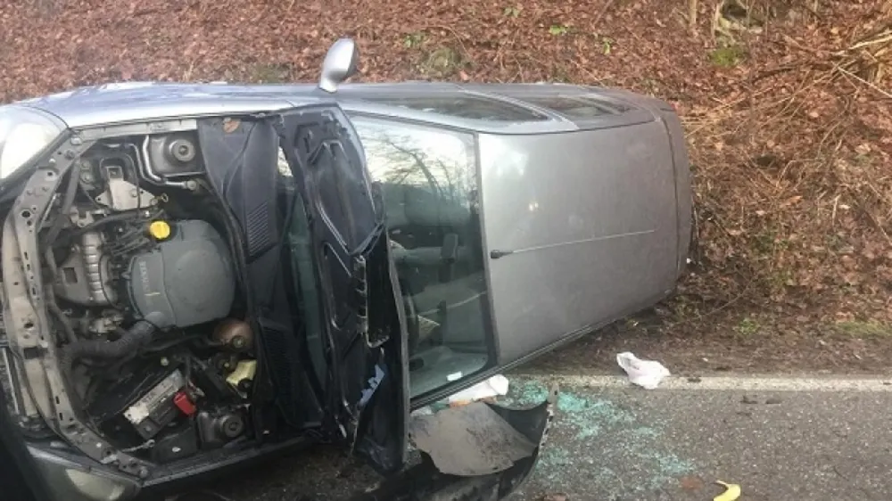Accident în județ. O mașină s-a răsturnat într-un șanț
