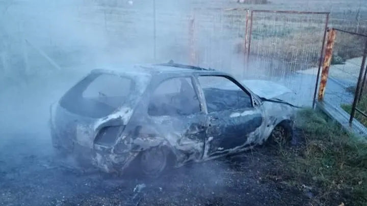 O mașină a luat foc, în Ciuperceni