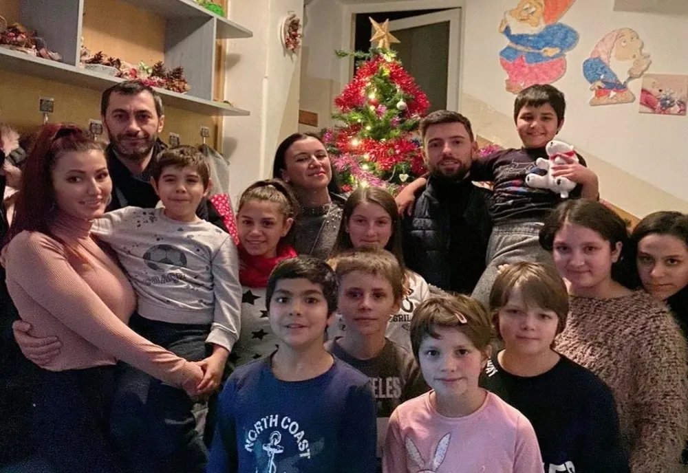 Brad de Crăciun împodobit cu globuri şi luminiţe, pentru copilașii de la Casa ”Speranța” din Carei