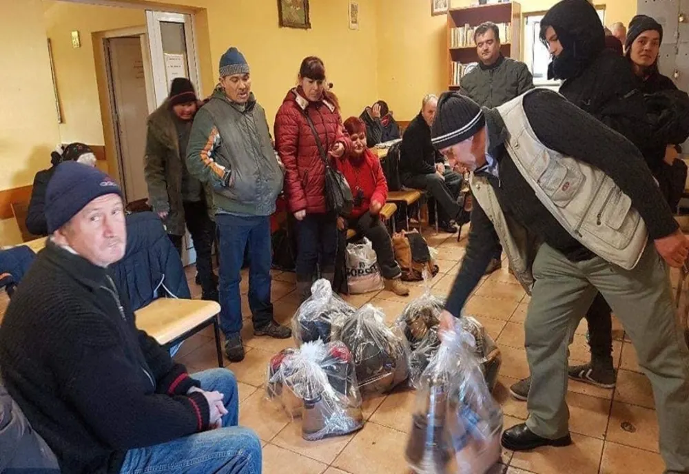 Artistul Petrică Mureșan a donat încălțăminte pentru zeci de oameni ai străzii