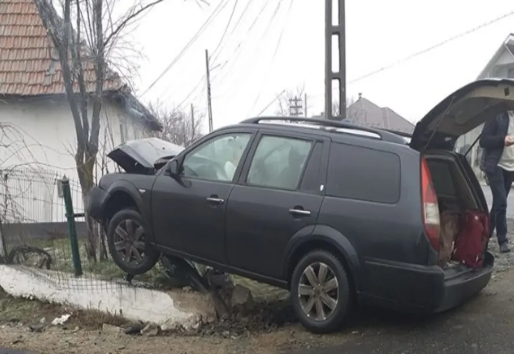 Accident în județ. A derapat și a intrat cu mașina într-un gard