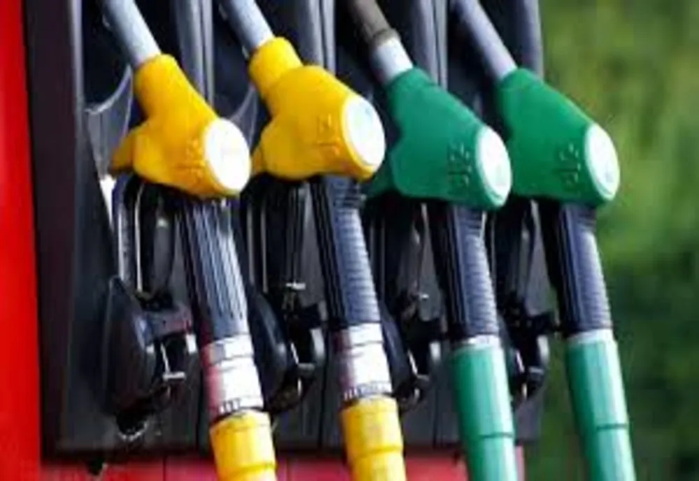 Acciza la motorină scade cu 20% de astăzi. Cu cât s-a ieftinit la benzinării