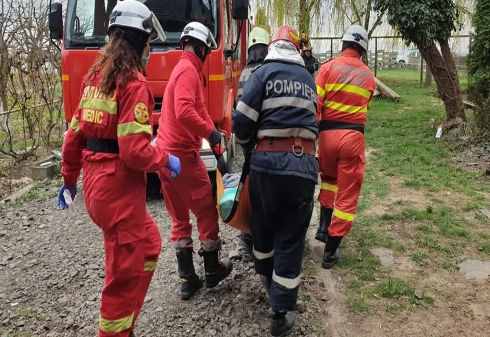 Explozie la subsolul unei case de locuit din Păulești. Un bărbat a fost rănit