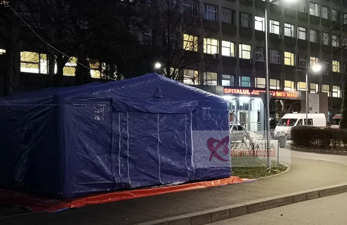 COVID-19. Au fost montate corturi pentru pre-triaj, în curtea Spitalului Județean Satu Mare
