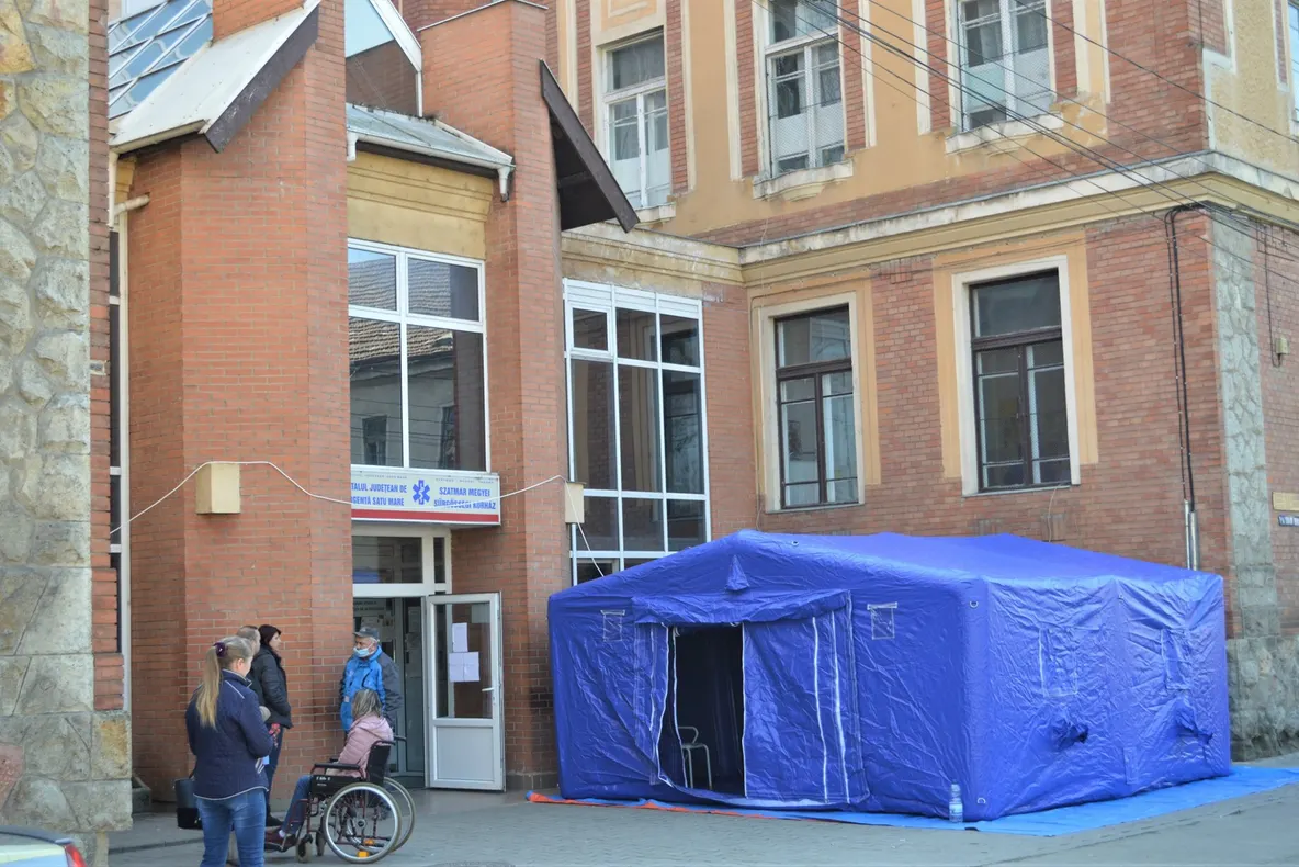 Aproape 300 persoane au trecut prin corturile pentru triaj de la spitalele din Satu Mare