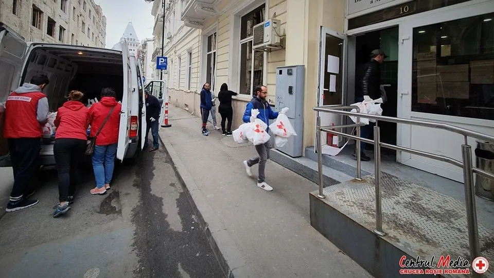 Crucea Roșie Satu Mare asistă persoanele fără aparținători, aflate în izolare la domiciliu, cu produse alimentare de bază