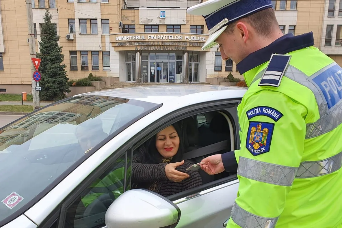 De 1 Martie, polițiștii sătmăreni au oferit, în trafic, mărțișoare cu mesaje preventive, create de copii