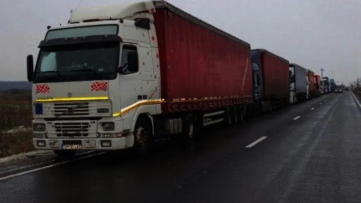 Cod roșu la Vama Petea | Șoferii de camioane aşteaptă peste 90 de minute pentru a ieşi din ţară