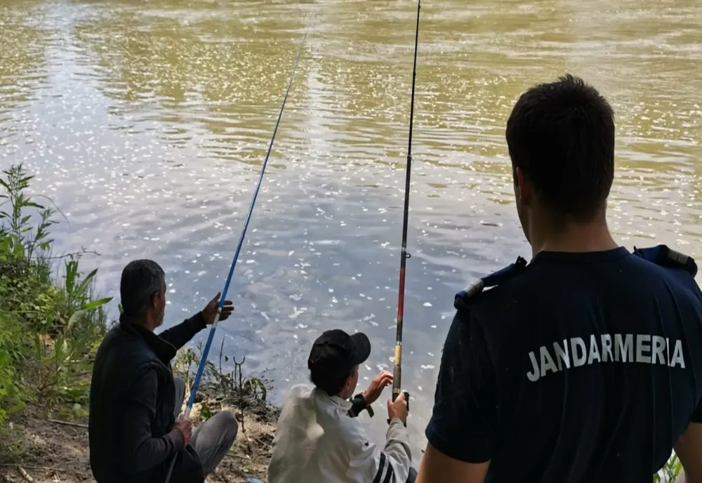 Doi bărbaţi prinşi la pescuit în perioada de prohibiţie