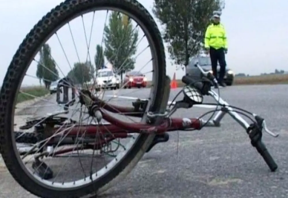 Biciclistă lovită din plin de o mașină, în Carei
