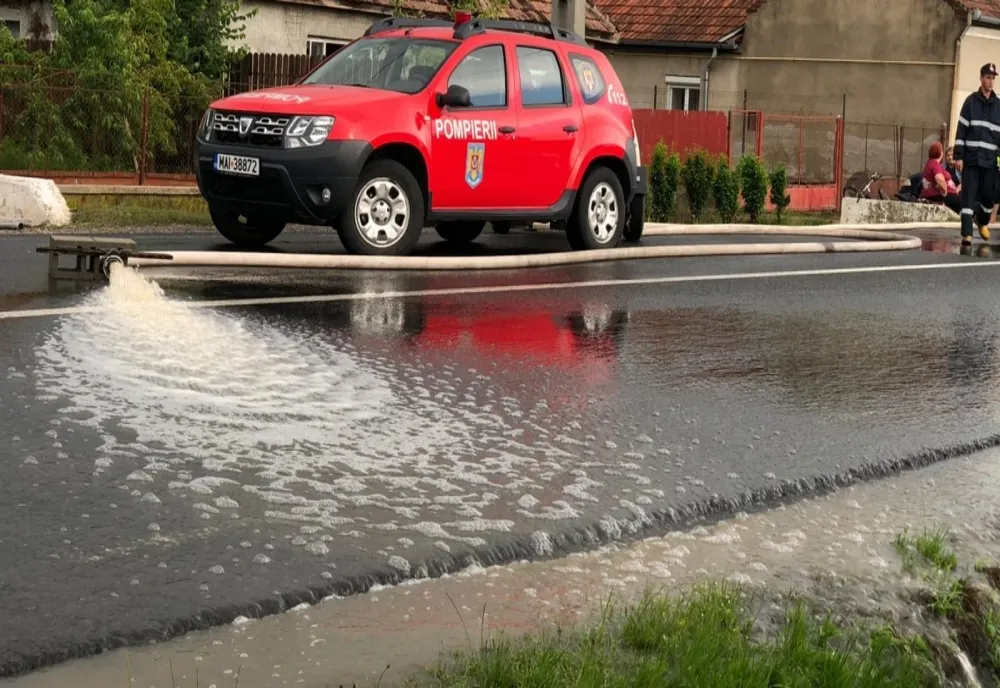 Inundații într-o localitate din Satu Mare. Pompierii au intervenit pentru a evacua o persoană dintr-o locuință