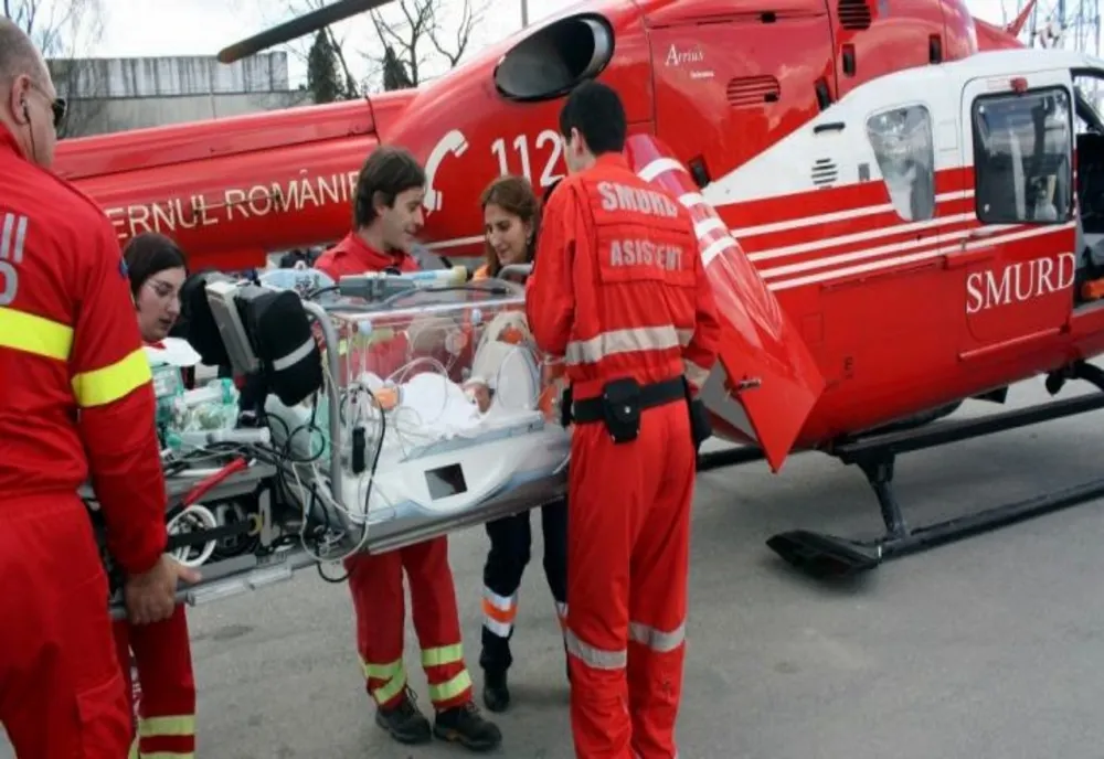 Un copil de 1 an a căzut într-o oală cu apă clocotită. Transportat cu elicopterul SMURD la București