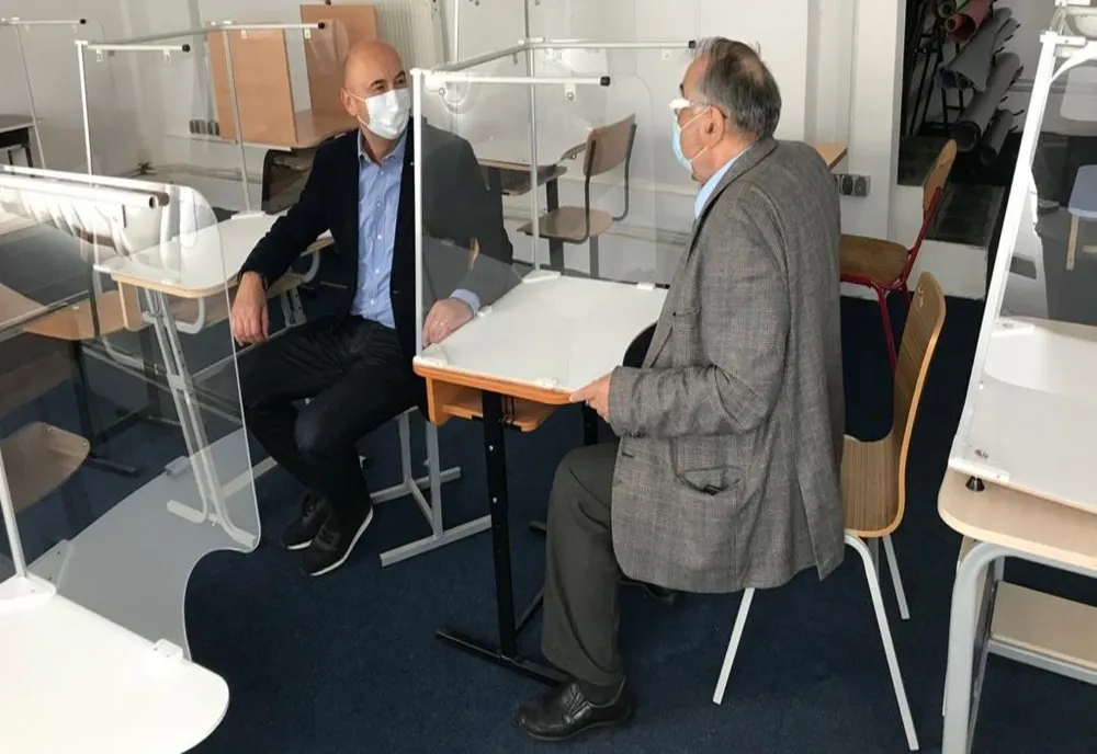 Proiect inovator | Mobilier școlar adaptat la noile condiții impuse de criza sanitară produs la Satu Mare