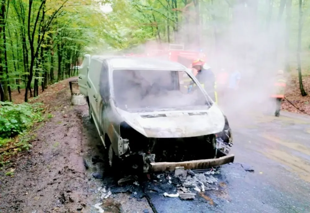 FOTO | Autoturism  distrus de flăcări în Pădurea de la Mujdeni