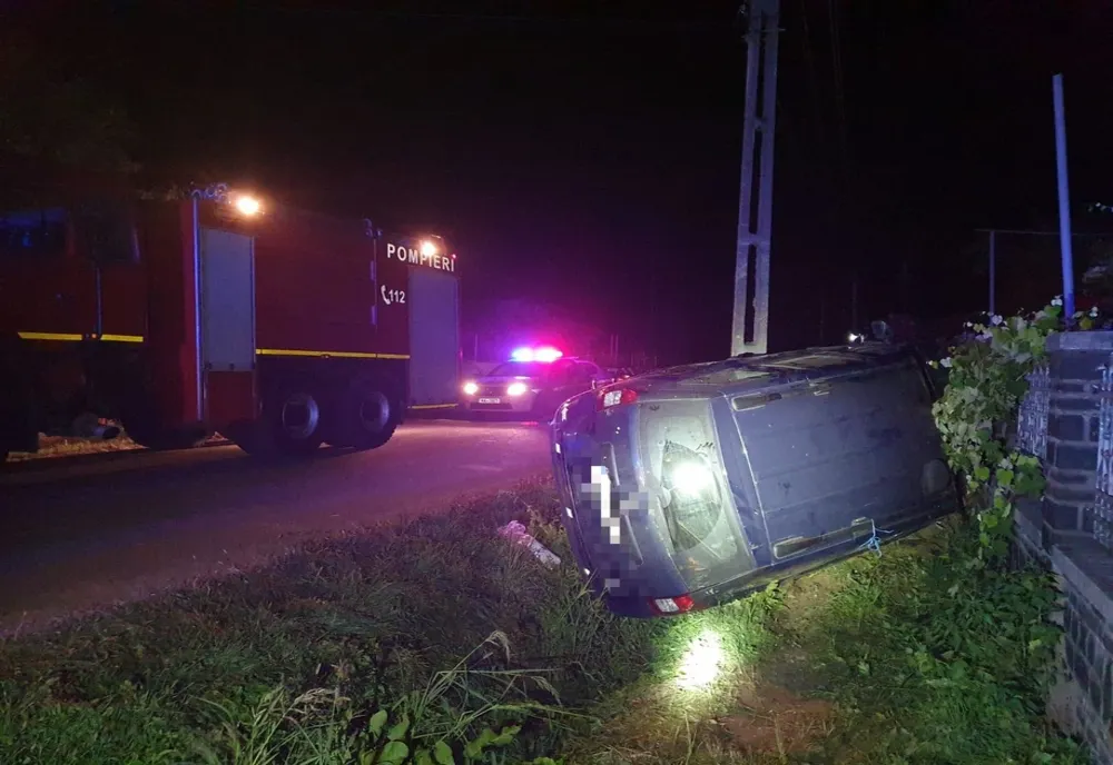FOTO | Accident în Gherța Mare! Două persoane au fost rănite după ce s-au răsturnat cu maşina