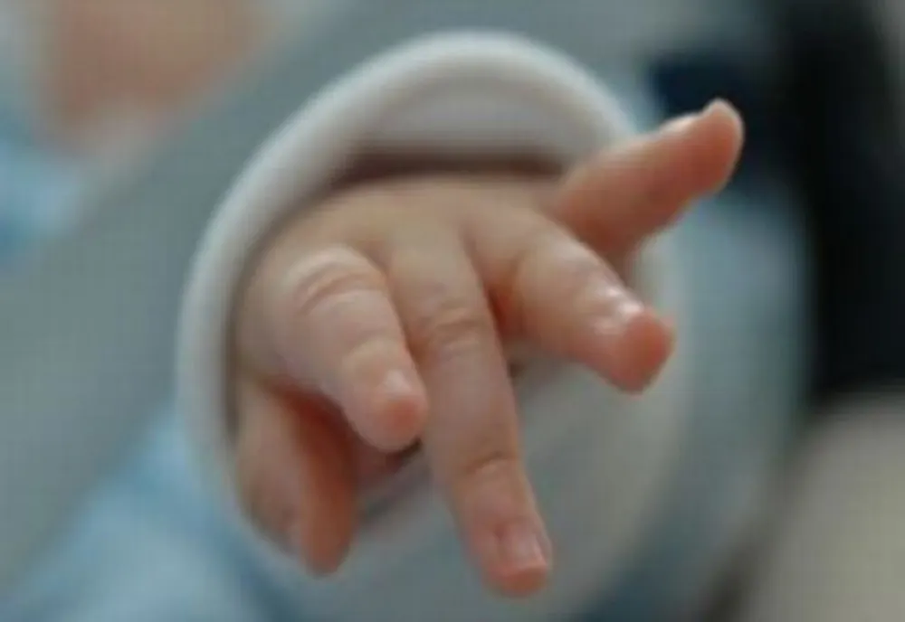 Un bebeluş a fost găsit abandonat într-o toaletă a unei benzinării din Satu Mare
