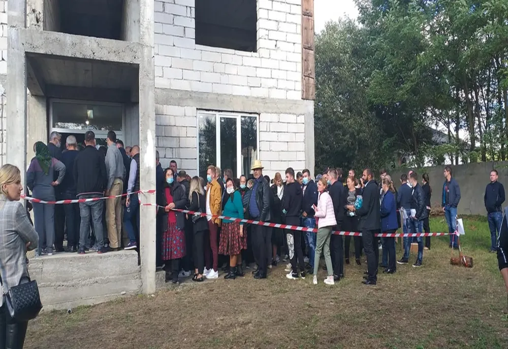 FOTO | Aglomeraţie la o secţie de votare din Bixad! Au fost trimişi jandarmii