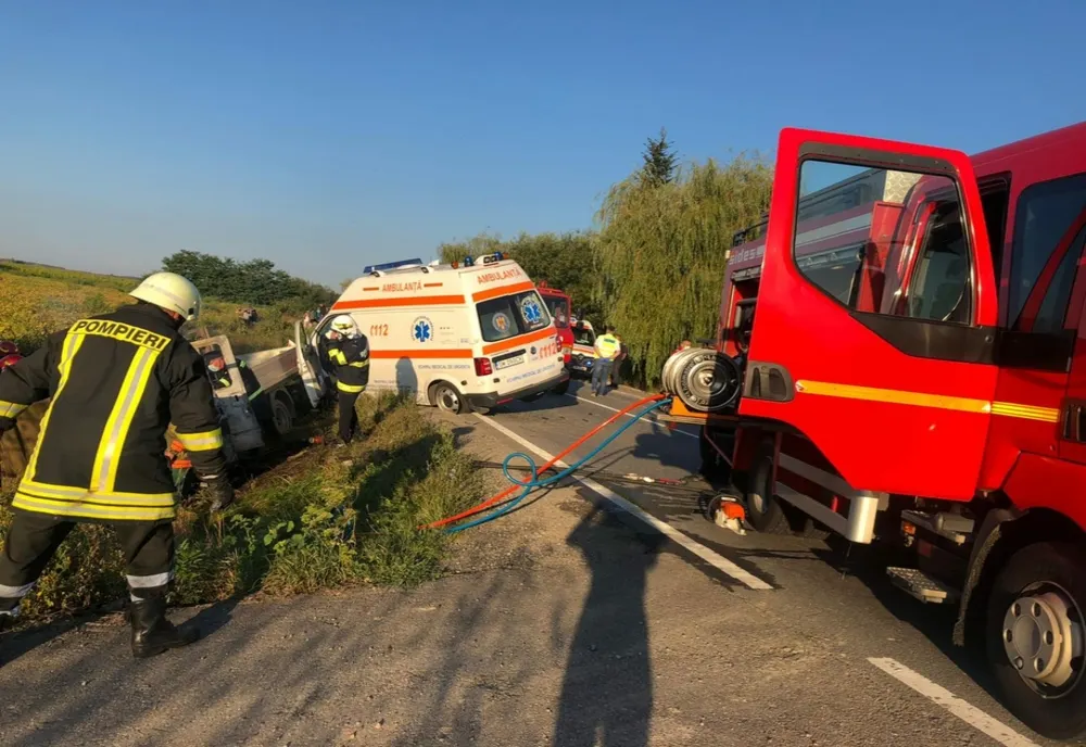 FOTO | Grav accident în judeţul Satu Mare! Două persoane au murit după impactul dintre o ambulanţa şi o autoutilitară