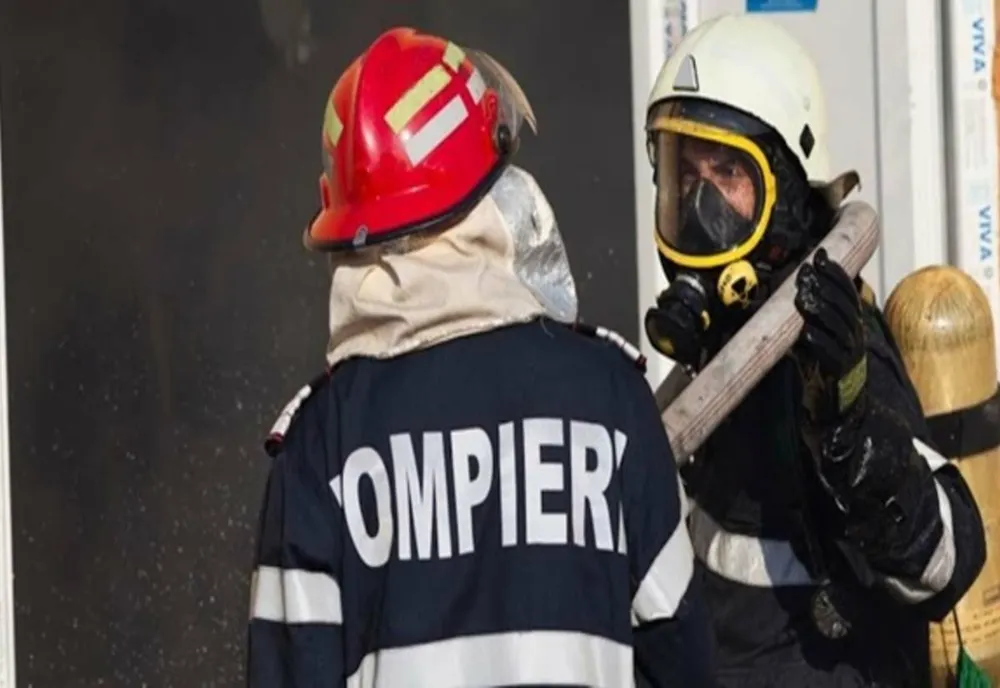 Incendiu la un apartament din Satu mare! Două persoane au primit îngrijiri medicale