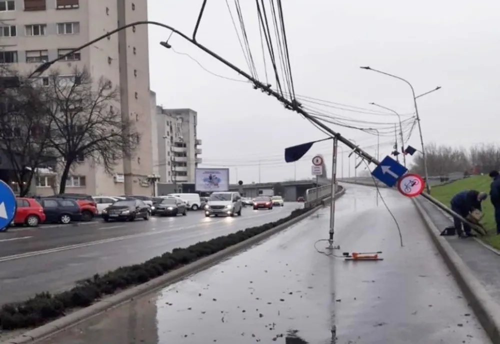 Stâlp rupt și tabla de pe acoperiș smulsă de vântul puternic, în Satu Mare