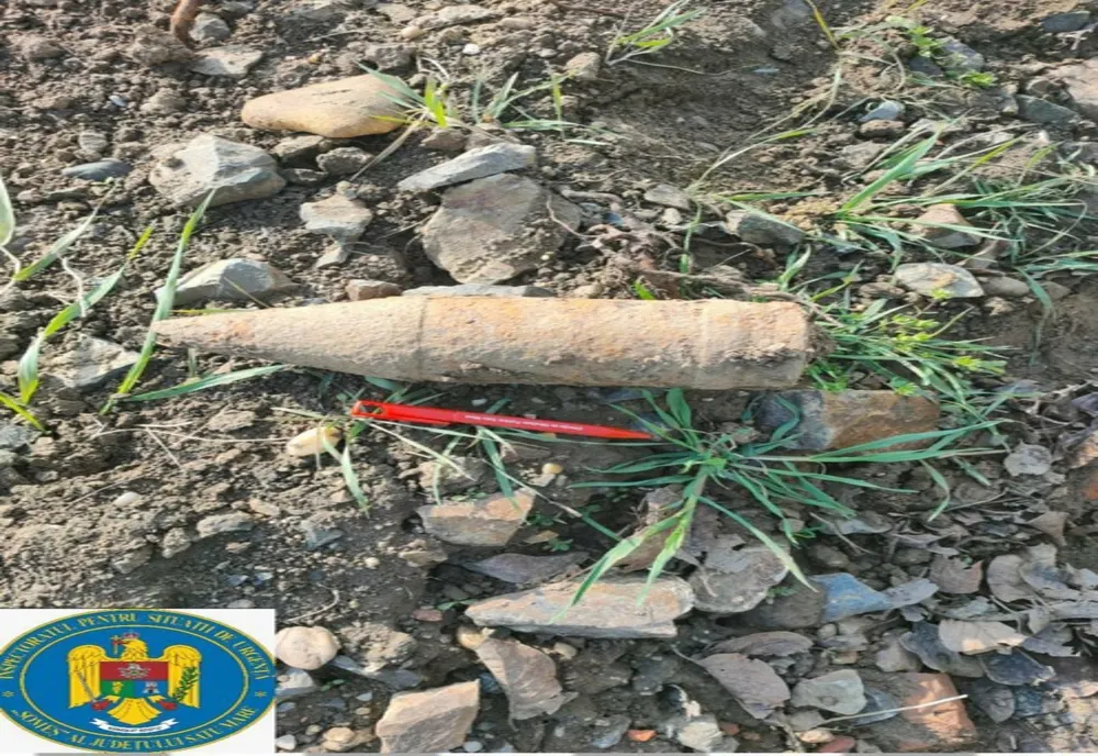 FOTO | Proiectil perforant, de calibru 85 de mm, găsit pe un câmp din judeţul Satu Mare