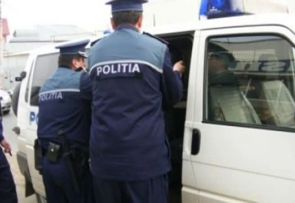 Scandal într-o localitate din Satu Mare! Un tânăr din Sălaj a spart mai multe geamuri cu pietre