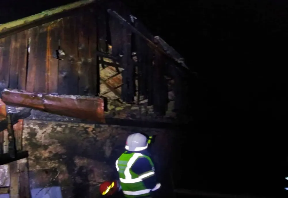 Anexă gospodărească din Moftinu Mic, afectată de un incendiu provocat de o țigară