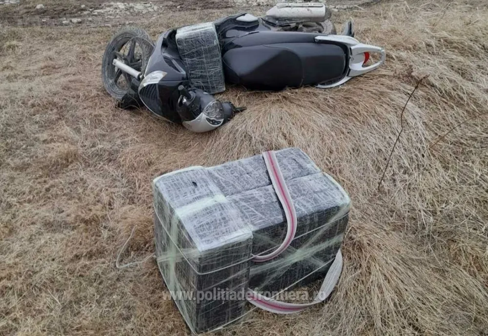Ţigarete de contrabandă transportate cu mopedul sau ascunse în plafonul unui autoturism (FOTO)