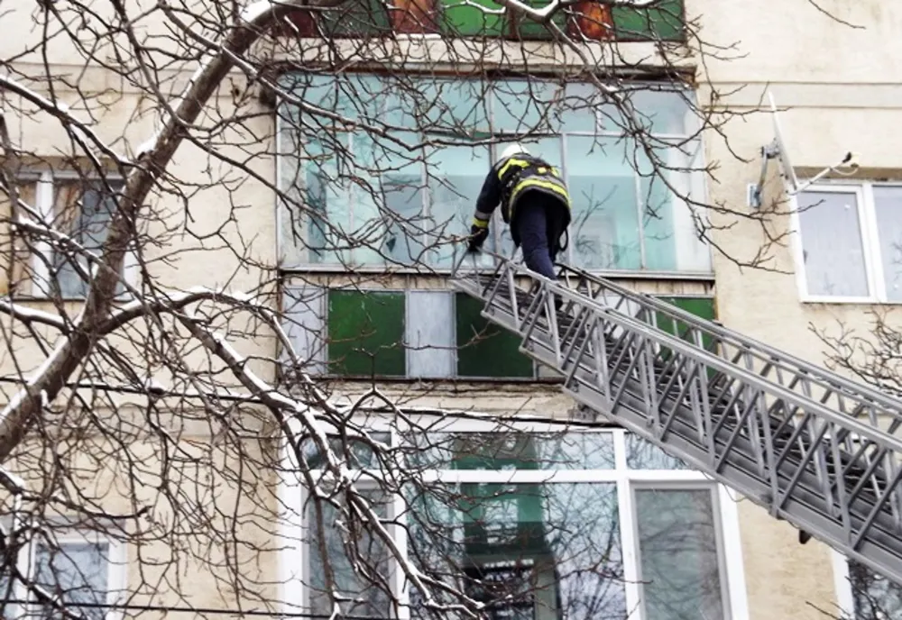 Femeie din Satu Mare, salvată de pompieri! Găsită inconștientă, a fost dusă la spital