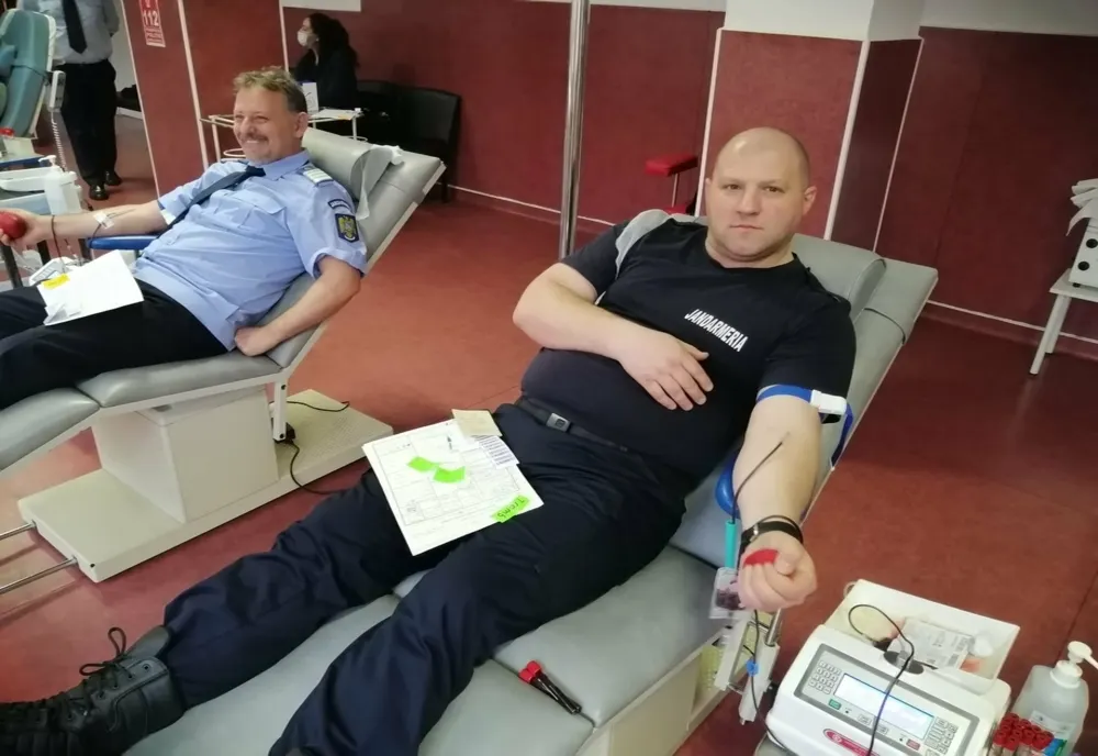 Jandarmii din Satu Mare donează sânge! Cu bonurile primite vor cumpăra alimente pentru refugiaţii din Ucraina