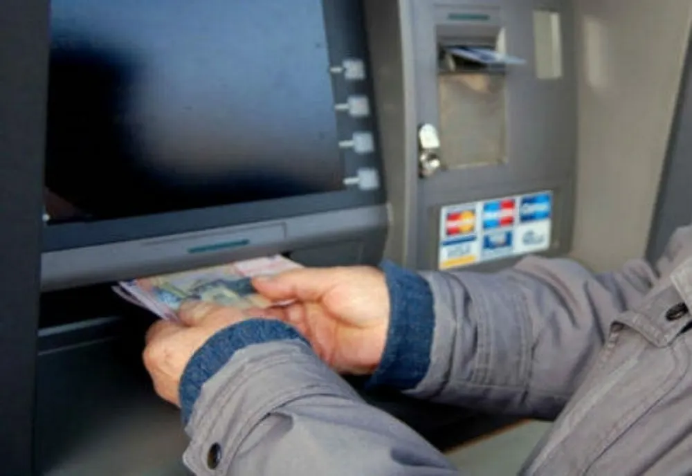 A furat un card bancar după care a retras toţi banii! Suspectul din Dorolţ a fost prins