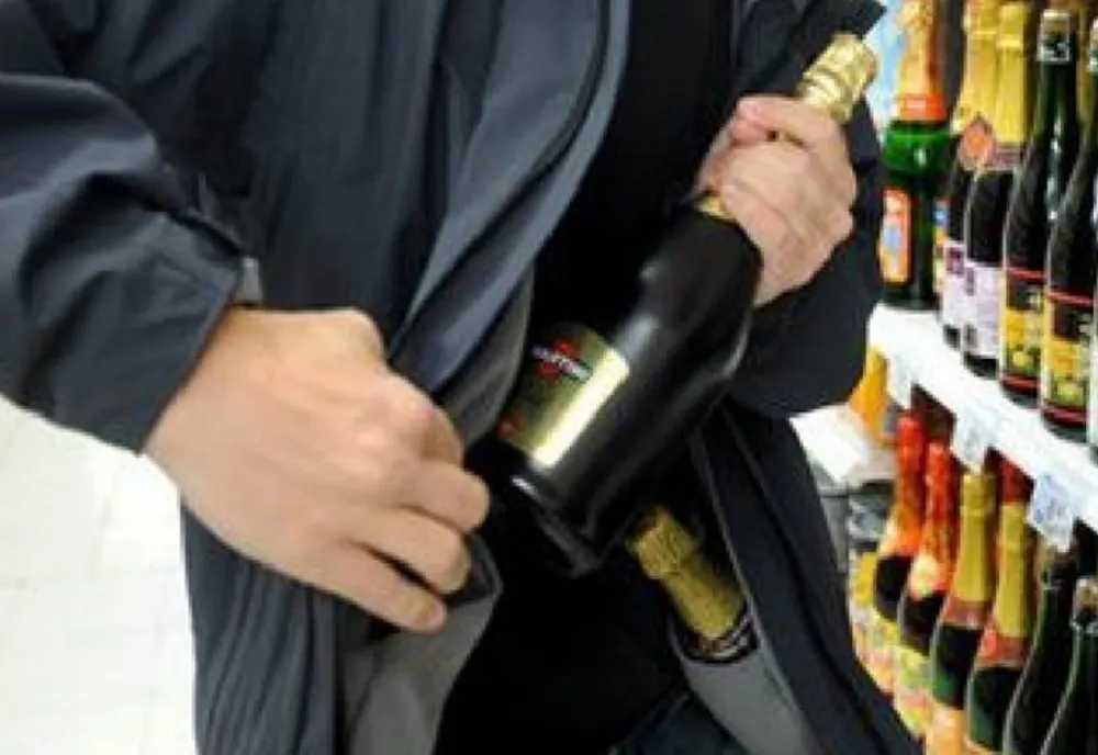 Tânăr din Oradea prins la furat într-un supermarket din Satu Mare