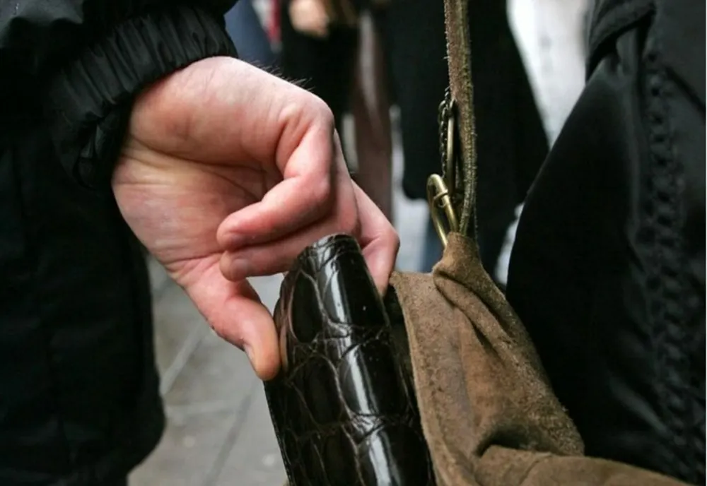 Femeie din Satu Mare prinsă după ce a furat un portofel cu bani