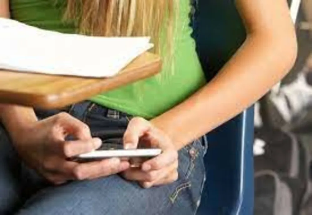 Femeie din Carei cercetată de poliţişti după ce a găsit un telefon şi nu l-a predat