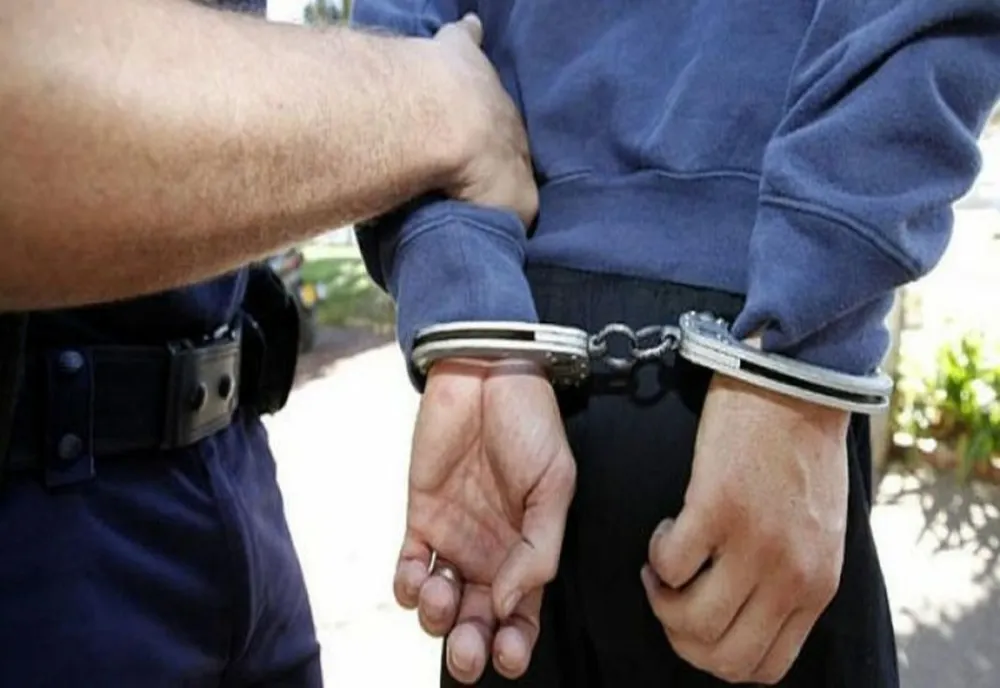 Tânăr din Carei prins de poliţişti după ce a furat haine dintr-un magazin