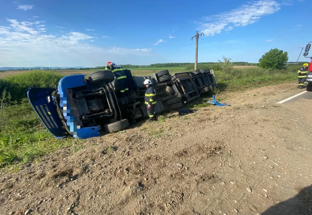 Autocamion răsturnat între Odoreu și Băbășești! Doi maramureșeni au ajuns la spital