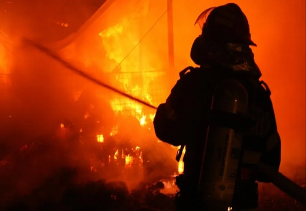 Incendiu la o casă de locuit în localitatea Sânmiclăuș