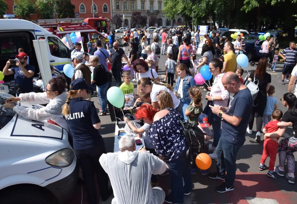 FOTO: Polițiștii sătmăreni, alături de cei mici, de 1 Iunie
