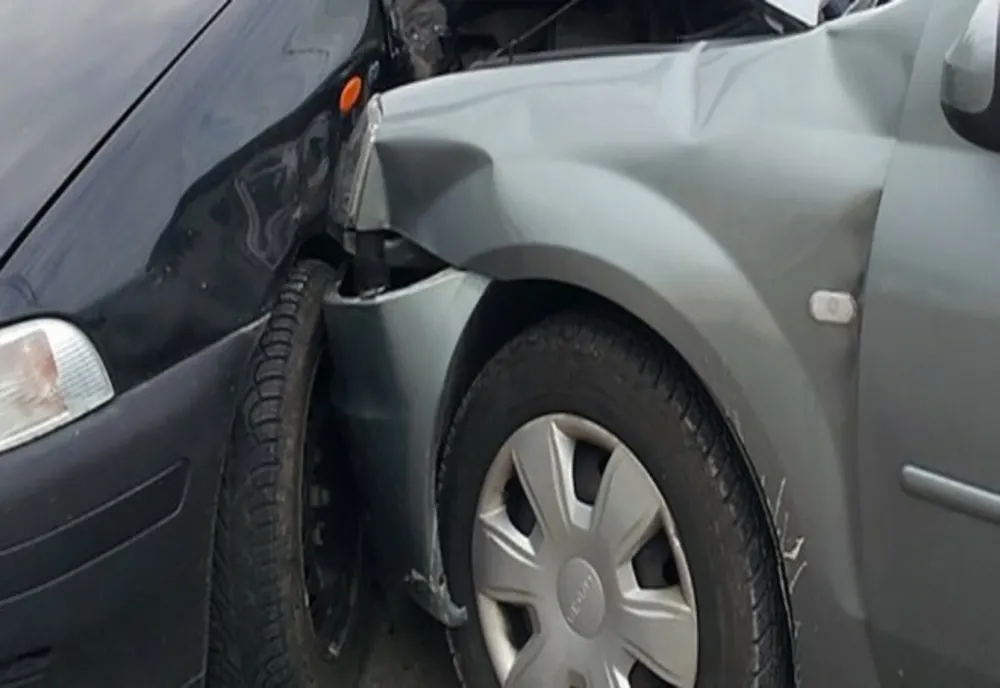 Accident cu două maşini în Satu Mare! 4 persoane au primit îngrijiri la faţa locului