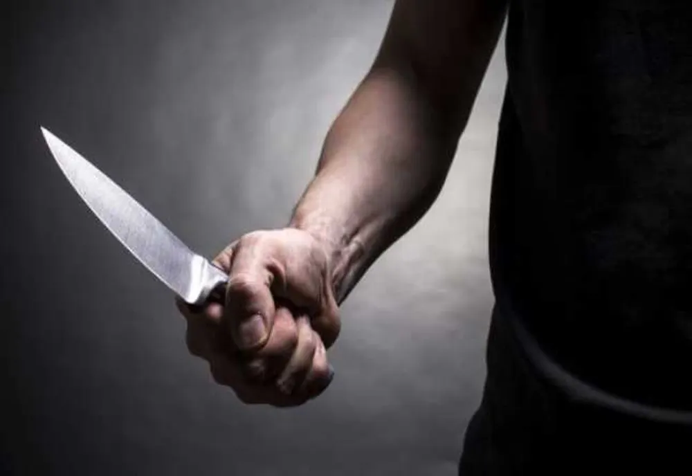 Scandal în Potău! Poliţiştii au tras focuri de armă după ce un bărbat i-a ameninţat cu un cuţit şi o sticlă
