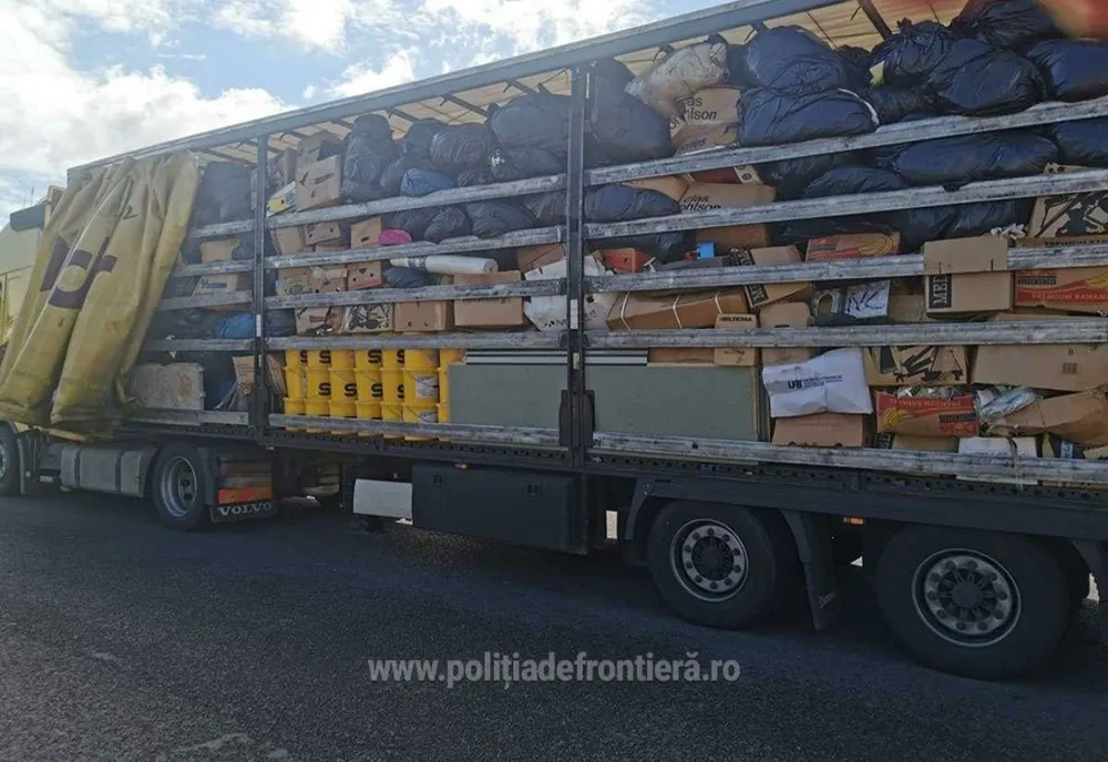 Automarfar cu peste 24 t de deșeuri cu destinația Brașov, oprit în Vama Petea