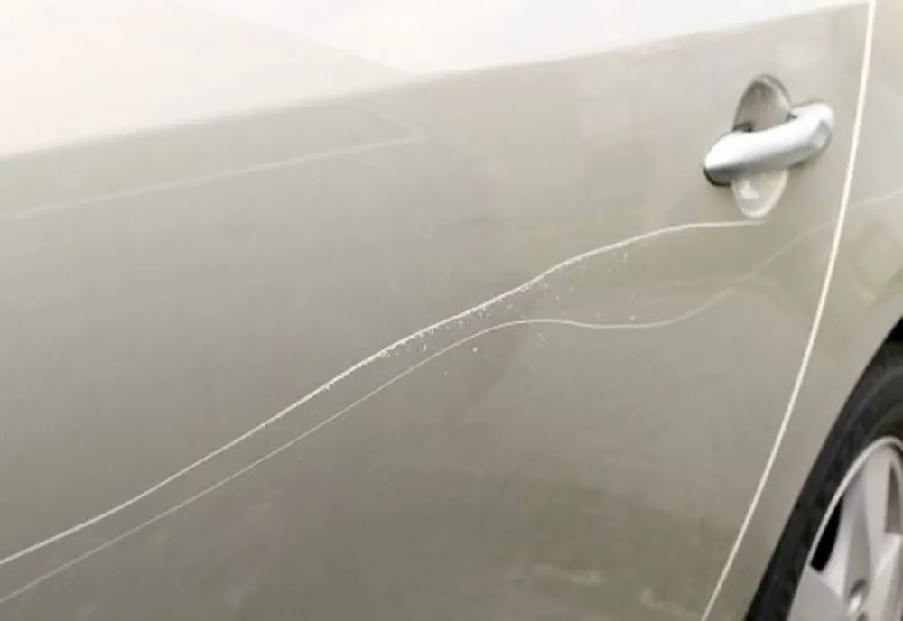 Un sătmărean şi-a găsit maşina distrusă în parcare! O femeie a zgâriat autoturismul