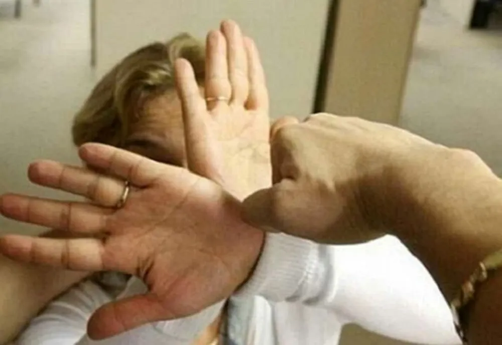 Sătmărean cercetat de poliţişti după ce le-a ameninţat cu moartea pe soţia şi fiica acesteia