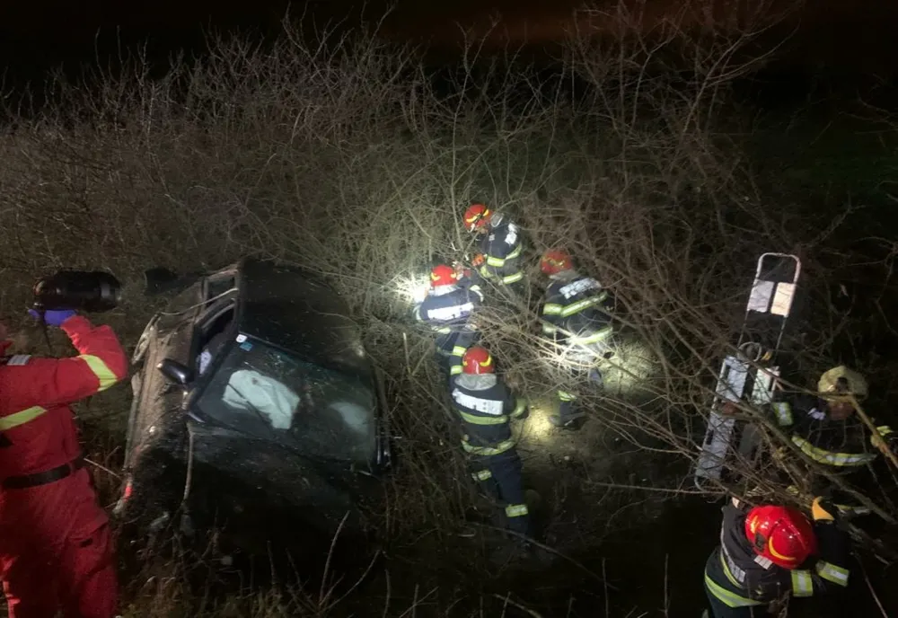 Doi răniţi în judeţul Satu Mare după ce s-au răsturnat cu maşina în şanţ (FOTO)