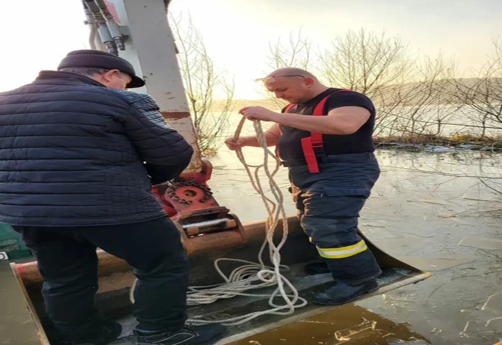 VIDEO: Lacul Călinești a ieșit din matcă! Autoutilitară împotmolită