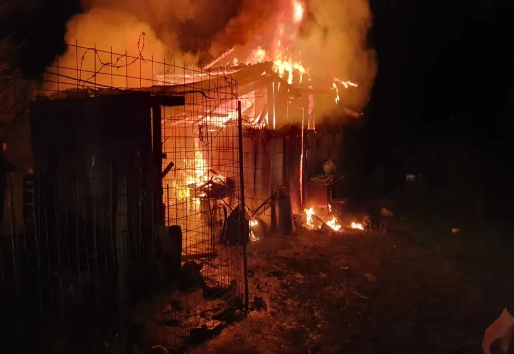 Incendiu violent în localitatea Vama! Au intervenit pompierii cu două autospeciale (FOTO)