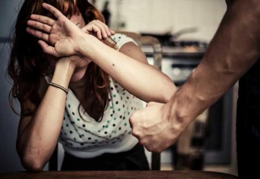 Bărbat din Satu Mare, reținut din cauză că nu a respectat ordinul de protecție și și-a agresat din nou iubita