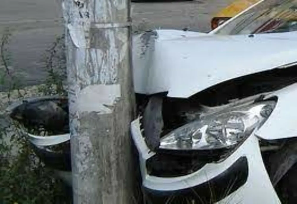 Accident în Lazuri provocat de un şofer beat! A intrat cu maşina în stâlp