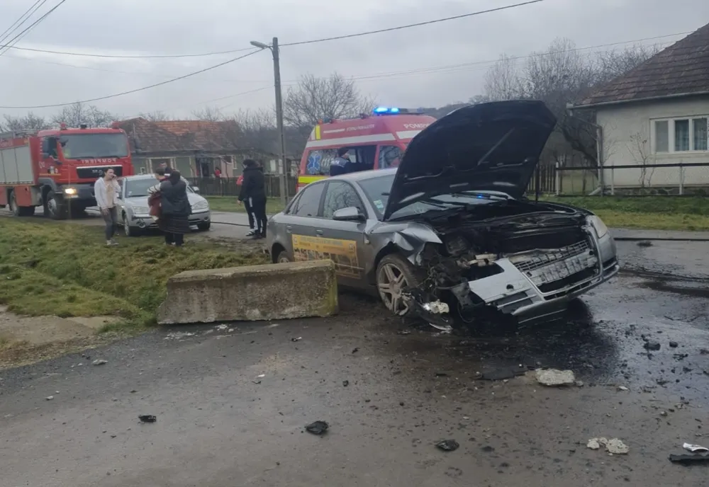 Autoturism, intrat într-un cap de pod, în localitatea Cehal! Șoferul a fost transportat la spital