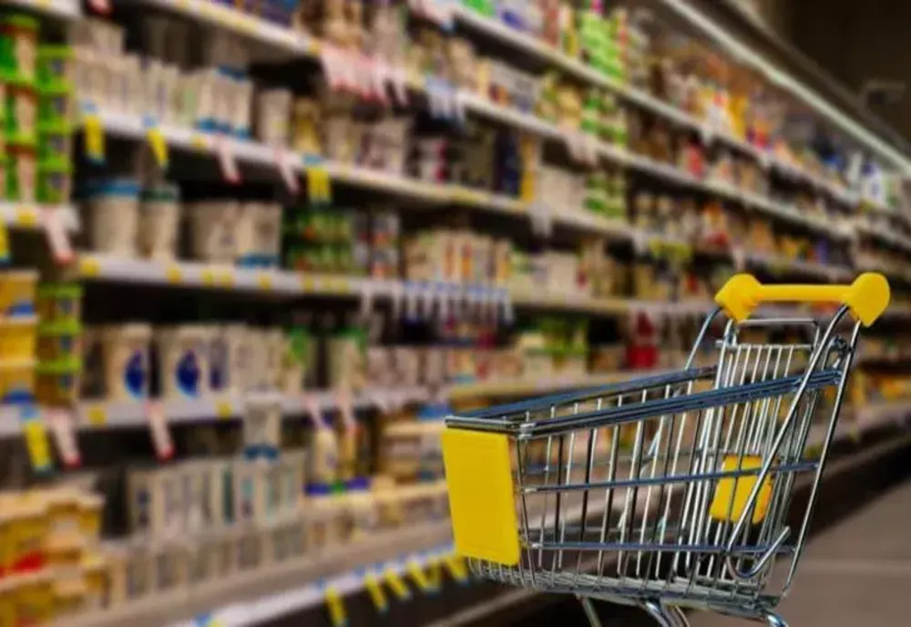 Bărbat din Satu Mare prins de poliţişti după ce a furat alimente dintr-un hipermarket